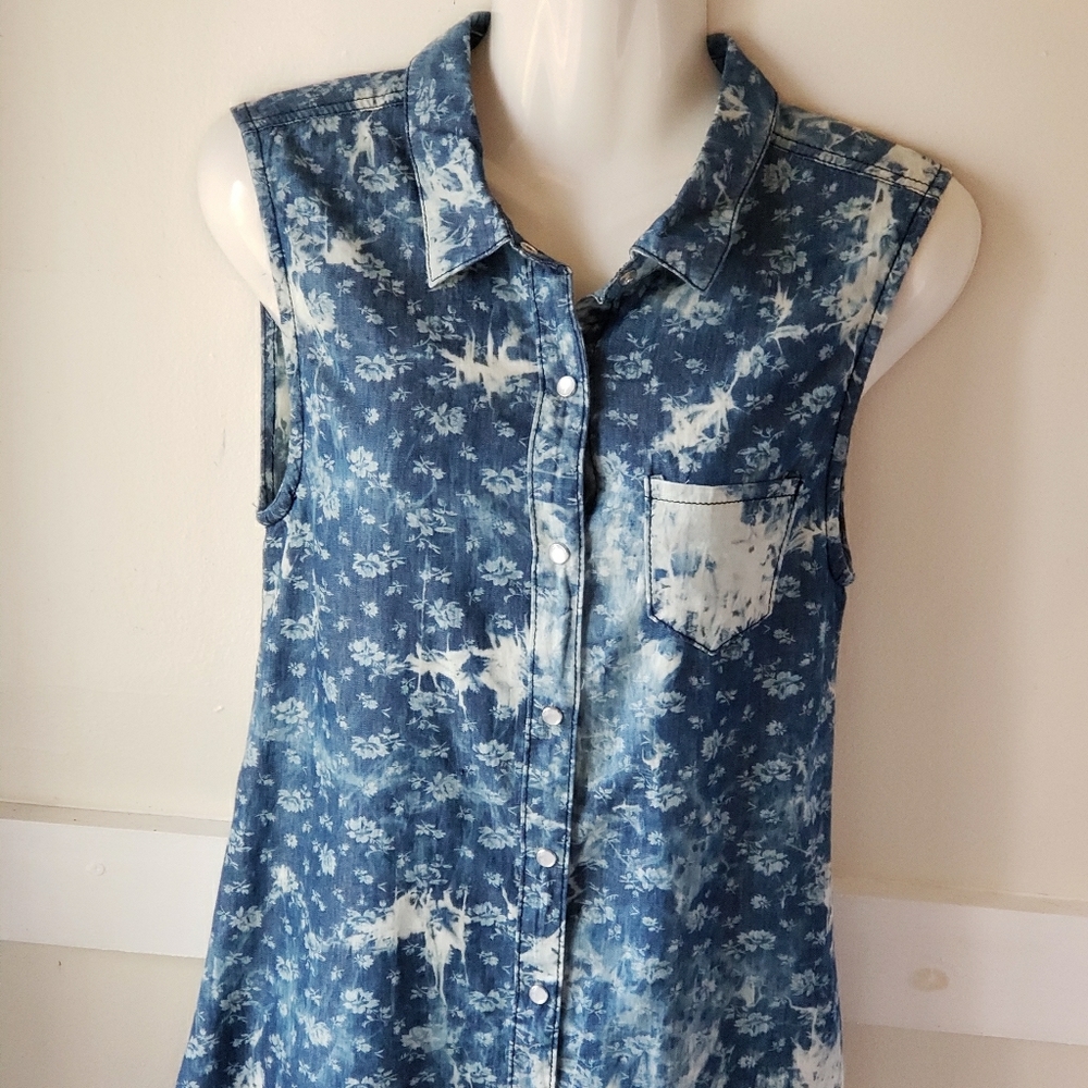 Sleevless blue and white flower top